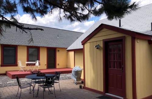 Southern Crossing Cottage | Romantic Stowaway. Walk Everywhere - Old Mill, Box Factory, Downtown. Quiet Bend neighborhood.