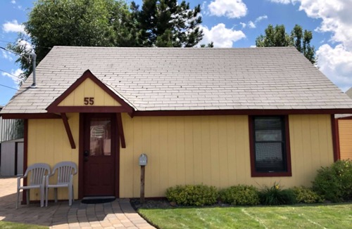 Southern Crossing Cottage | Romantic Stowaway. Walk Everywhere - Old Mill, Box Factory, Downtown. Quiet Bend neighborhood.