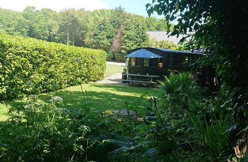 Cadgwith Cabin | Romantic streamside Carriage next to Coast Path ♥️ Short walk to beach & pub! 🥂