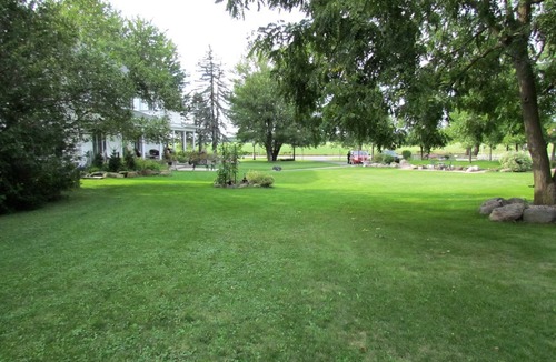North Dundas House | Romantic Suite Getaway with a Relaxing Soaking Tub in Winchester, Ontario