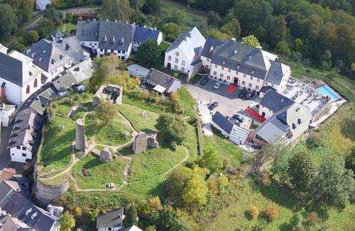 Kronenburg House | Romantic Suite Superior - Burghaus and Villa Kronenburg