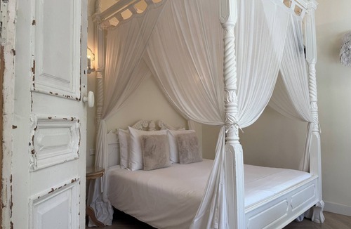 Hoofddorppleinbuurt Bed & Breakfast | Romantic Suite with Private Veranda in Historic Canalside House at Vondelpark