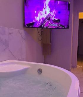 Noyon Apartment | Romantic Suite with Private Jacuzzi