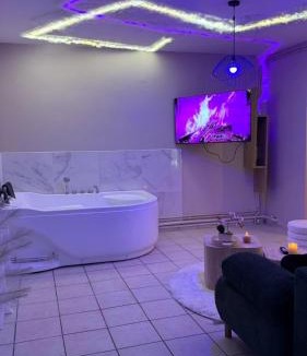 Noyon Apartment | Romantic Suite with Private Jacuzzi