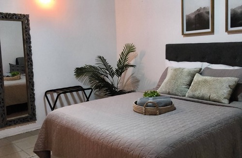 Corozal House | Romantic Tiny Farmhouse Retreat with AC & Pool in Corozal