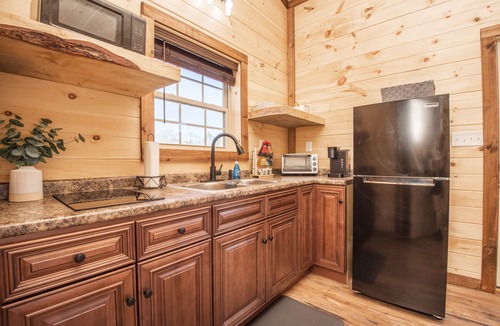 Sevierville Cabin | ⛰Romantic Tiny Home - Wi-Fi & Hot Tub & Fire Pit