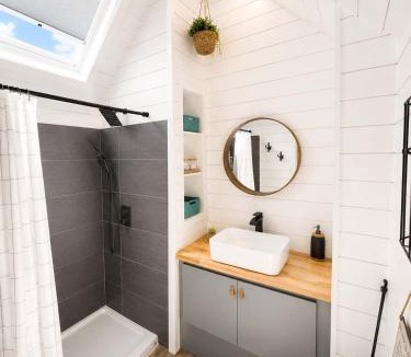 Apple Valley House | Romantic Tiny home with private deck