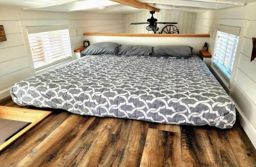 Apple Valley House | Romantic Tiny home with private deck