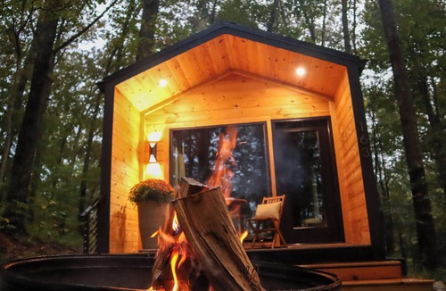 Sparta House | Romantic Tiny Retreat Hot Tub & Fire Pit
