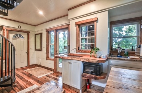 Tuscarora Cabin | Romantic Treehouse Stay in the Sky