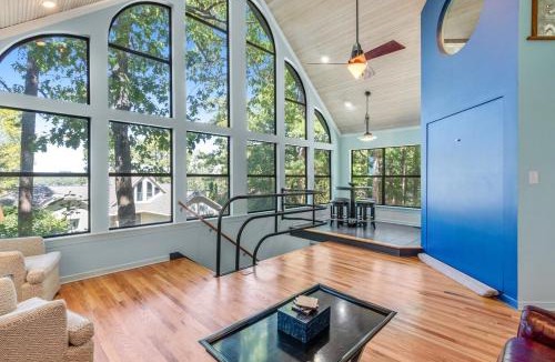 Driftwood Estates Hotel | Romantic Treehouse Loft with Shared Lake Hamilton Access