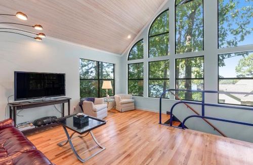 Driftwood Estates Hotel | Romantic Treehouse Loft with Shared Lake Hamilton Access