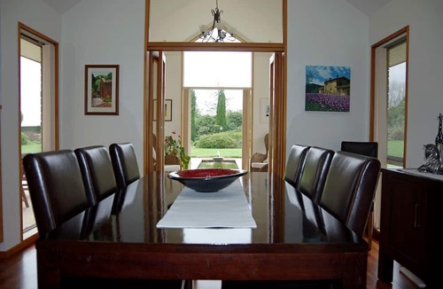 Lincoln Cabin | Romantic Vacation Getaway Surrounded by Gardens in Canterbury, South Island