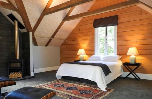 Lowburn Cabin | Romantic Vacation Rental with a Vineyard in Cromwell, New Zealand