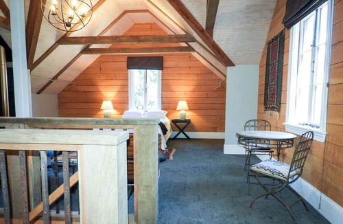 Lowburn Cabin | Romantic Vacation Rental with a Vineyard in Cromwell, New Zealand
