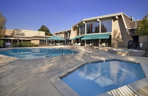 Redding House | Romantic Vacay! Spacious Unit, Pool, Restaurant