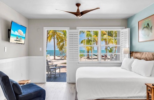Layton Hotel | Romantic Waterfront King: Balcony, Private Porch, Pool, Paddleboards & Beach!