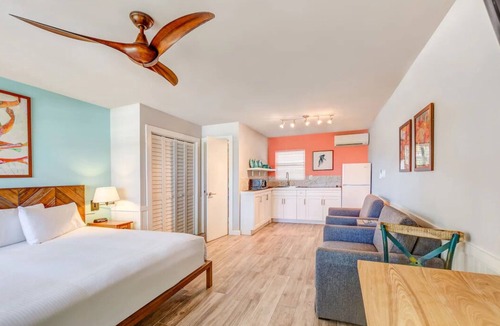 Layton Hotel | Romantic Waterfront King: Balcony, Private Porch, Pool, Paddleboards & Beach!