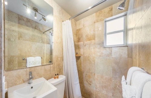Layton Hotel | Romantic Waterfront King: Balcony, Private Porch, Pool, Paddleboards & Beach!