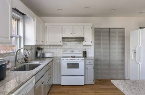 Canton House | Romantic winter getaway with Mountain View's near Asheville Pet friendly+hot tub