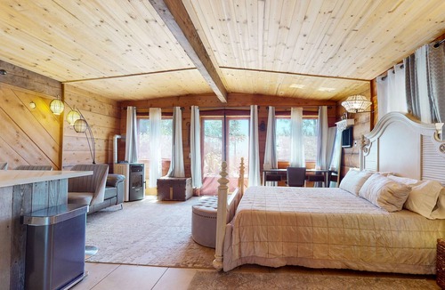 Chico Apartment | Romantic Zen Mountain Retreat with expansive views & pool access - near downtown