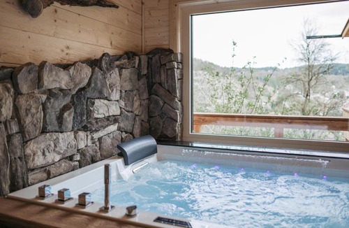 Vorra Apartment | Romantikchalet Vogelnest mit Whirlpool, Kamin, Balkon & Terrasse