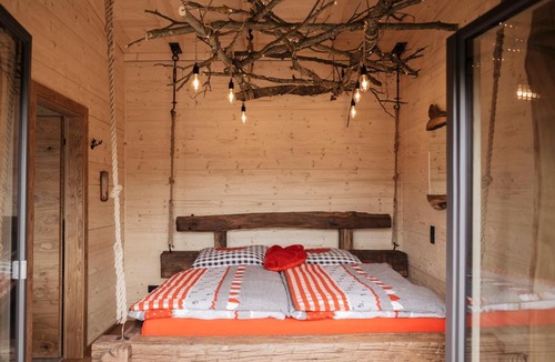 Vorra Apartment | Romantikchalet Vogelnest mit Whirlpool, Kamin, Balkon & Terrasse