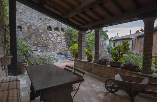 Proceno Apartment | Romantische Unterkunft, in einem Schloss, mit Schwimmbad by Interhome