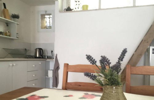 Talbieh Cottage | Roni Suite - Charming 1BR Suite in a Peaceful Garden - Amazing Location