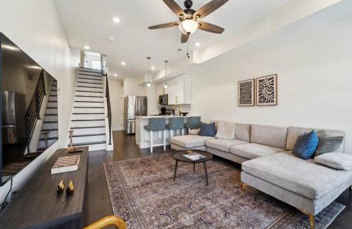Mantua Apartment | Roof deck w city views - brand new 3bd 3ba