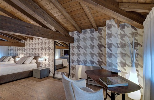 Caronno Pertusella Hotel | Roof Suite - Castello il Codirosso Accomodation Hotel
