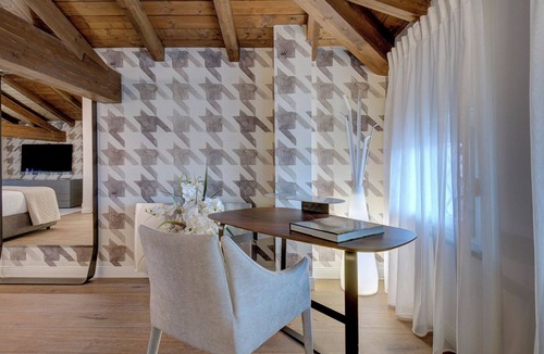 Caronno Pertusella Hotel | Roof Suite - Castello il Codirosso Accomodation Hotel