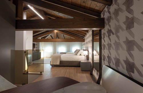 Caronno Pertusella Hotel | Roof Suite - Castello il Codirosso Accomodation Hotel