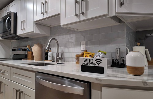 Brewerytown Apartment | Rooftop/5min Museum of Art/3BD3BA/Patio/King/Free Parking/10min Liberty Bell
