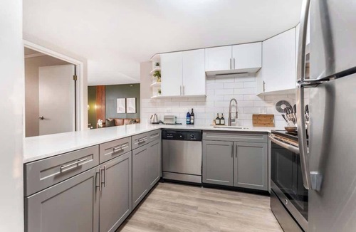 Oak Park House | Rooftop Access with Views and Gym - LCP Collection