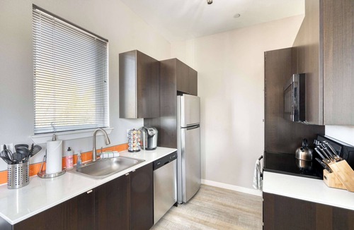 Belmont Apartment | Rooftop Deck | 4BR/2BA | Heart of Hawthorne
