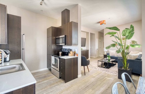 Belmont Apartment | Rooftop Deck | 4BR/2BA | Heart of Hawthorne