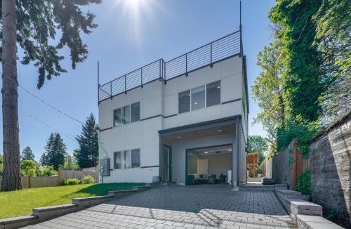 Roxhill House | Rooftop Deck + Private Patio! West Seattle Home