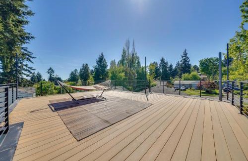 Roxhill House | Rooftop Deck + Private Patio! West Seattle Home