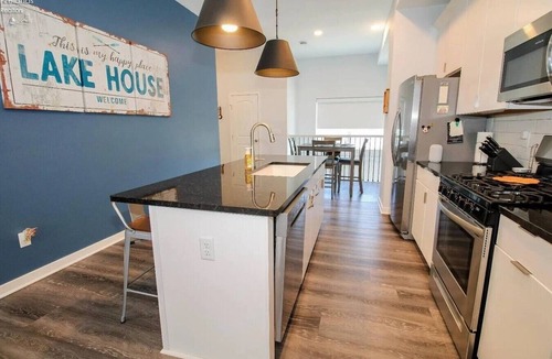 Sandusky Villa | Rooftop Deck | Water & C.P. Views | Modern Condo