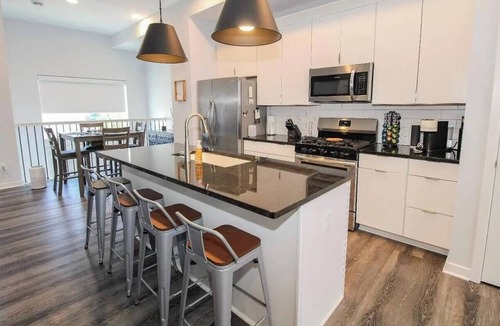 Sandusky Villa | Rooftop Deck | Water & C.P. Views | Modern Condo