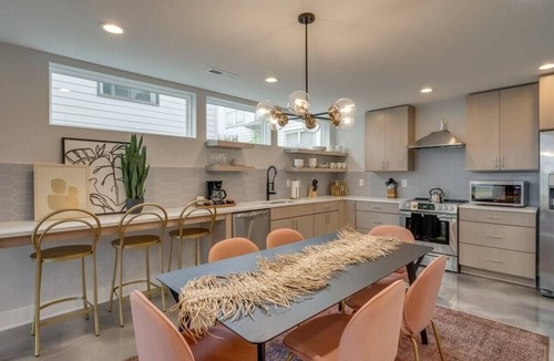 East Nashville House | Rooftop Fire Pit & Cocktail Bar | Sleeps 12 |