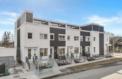 Hillhurst Condo | Rooftop + Garage | 3 Private Ensuites, 2 King Beds