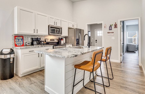 Near Eastside House | Rooftop Lounge & City Views! 3BR 3 Mi to Dtwn Indy