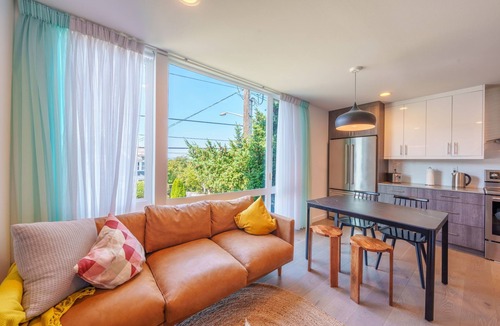 North Beacon Hill House | Rooftop Mural 1GB Parking AC Major international sporting event W/D BBQ Mountain&Bay Views New Kitchen