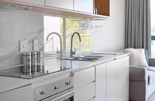 Rondebosch Apartment | Rooftop Pool Balcony Parking