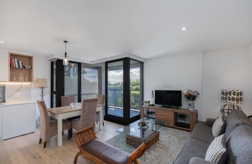 Rondebosch Apartment | Rooftop Pool Bbq In Leafy Southern Suburbs