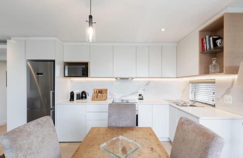 Rondebosch Apartment | Rooftop Pool Bbq In Leafy Southern Suburbs