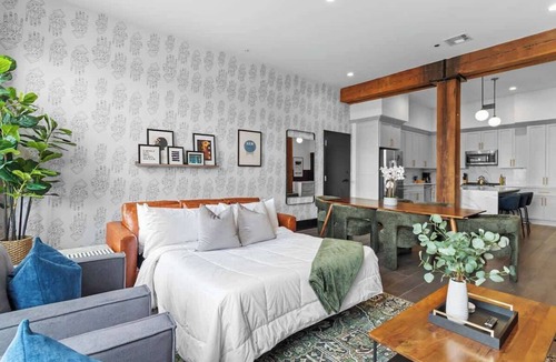 Arts/Warehouse District Hotel | Rooftop Pool | Full Kitchen | Game Room | Hotel