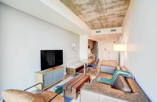 Rainey Street Historic District Condo | Rooftop Pool + Luxury Austin Stay – East Cider by Barclé